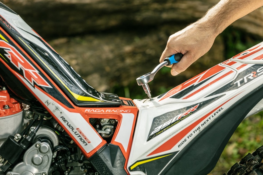 Тріскачка вигнута HOEGERT (HT1R324) з кнопкою 1/4" 72 зубця