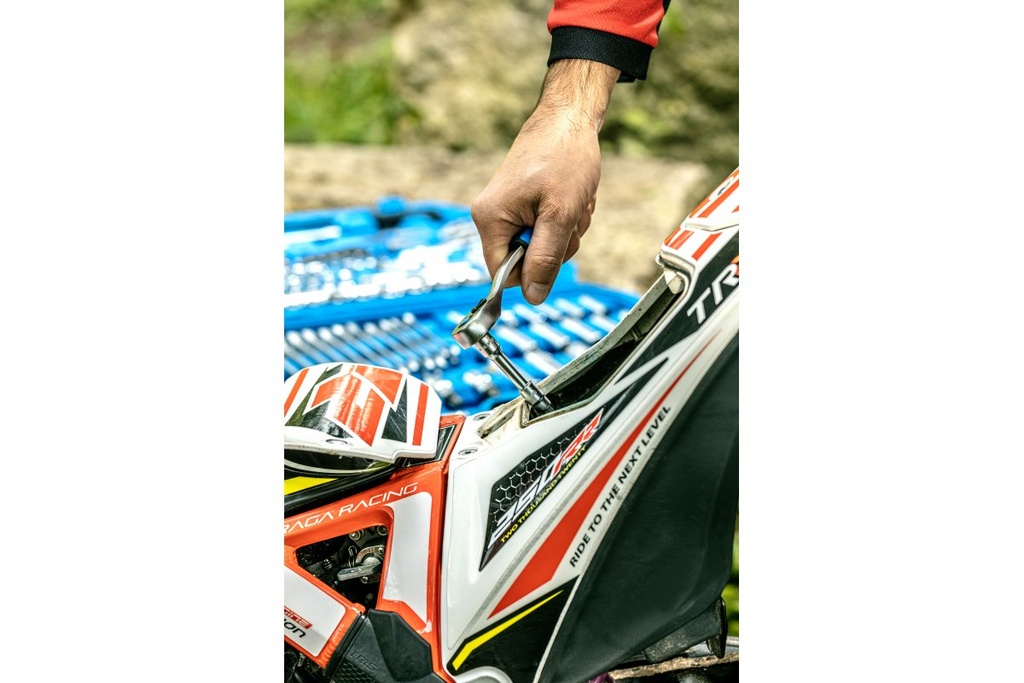 Тріскачка вигнута HOEGERT (HT1R328) з кнопкою 3/8" 72 зубці