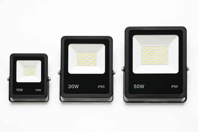 Три LED прожектори різної потужності — 10 Вт, 30 Вт і 50 Вт